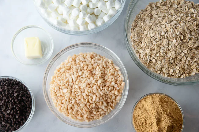 Ingredients for S'mores Granola Bars: Rice Krispies, Oats, Marshmallows, Graham Cracker Crumbs, Butter and Chocolate Chips