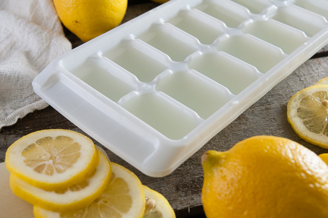 Lemonade in un vassoio di cubetti di ghiaccio