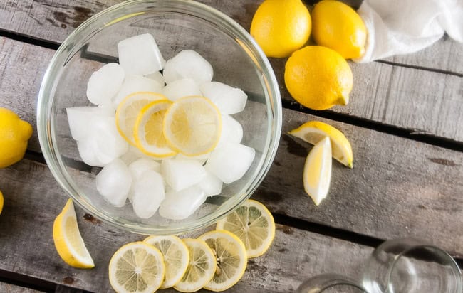 Cubos de hielo de limonada congelada