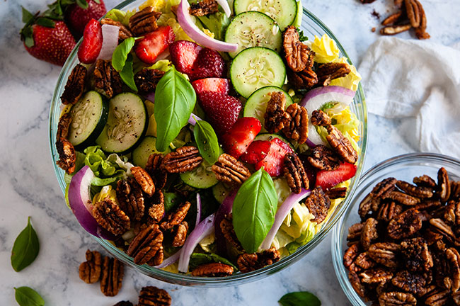 Salad with strawberries and candied pecans