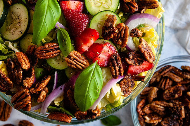 Salad with strawberries and candied pecans