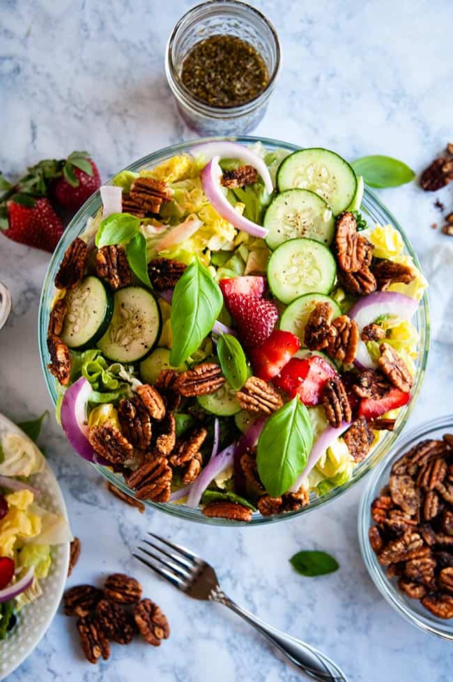 Salad with strawberries and candied pecans