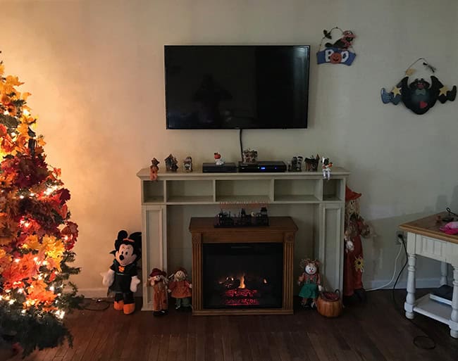 A Living room decorated for fall