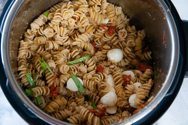 Instant Pot Caprese Pasta 