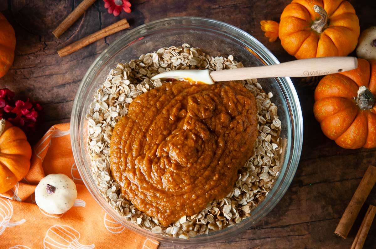 Pour the pumpkin onto the oat mixture and toss it together.