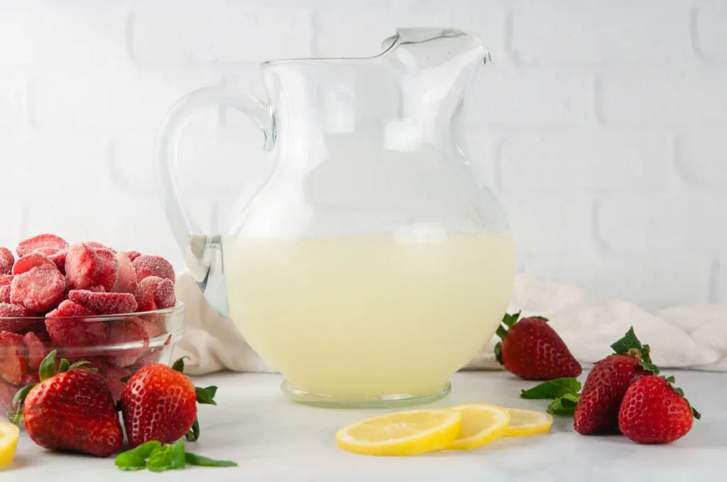 Ingredients for Frozen Strawberry Lemonade: Lemonade and Frozen Strawberries