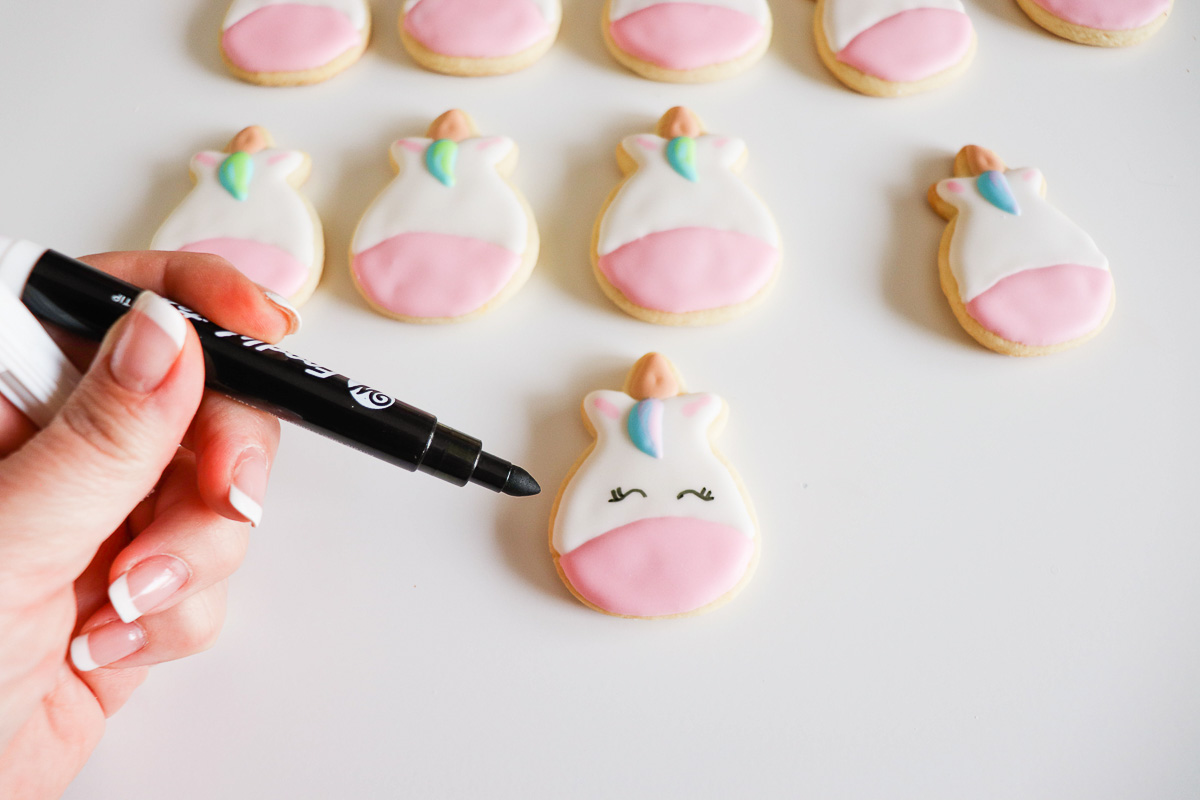 Use a food writer to draw on the unicorn's eyes.