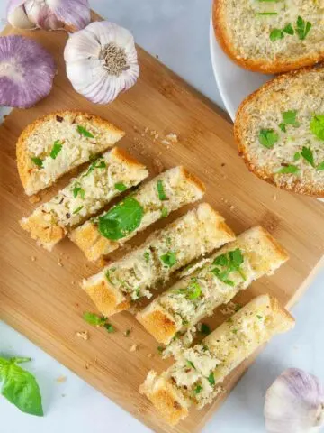Easy cheesy garlic bread makes a perfect side dish for any pasta, soup, or salad.