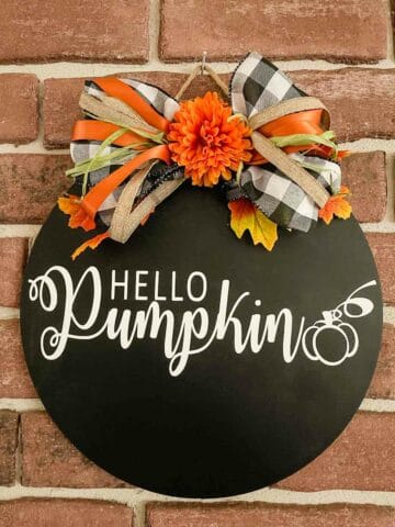 Learn how to use a cricut to make a diy hello pumpkin sign.