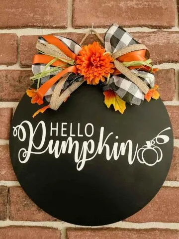 Learn how to use a cricut to make a diy hello pumpkin sign.