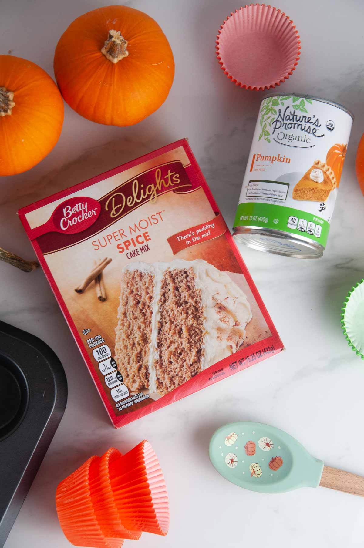 Ingredients for Pumpkin Muffins with Cake Mix: Pumpkin Puree and Cake Mix