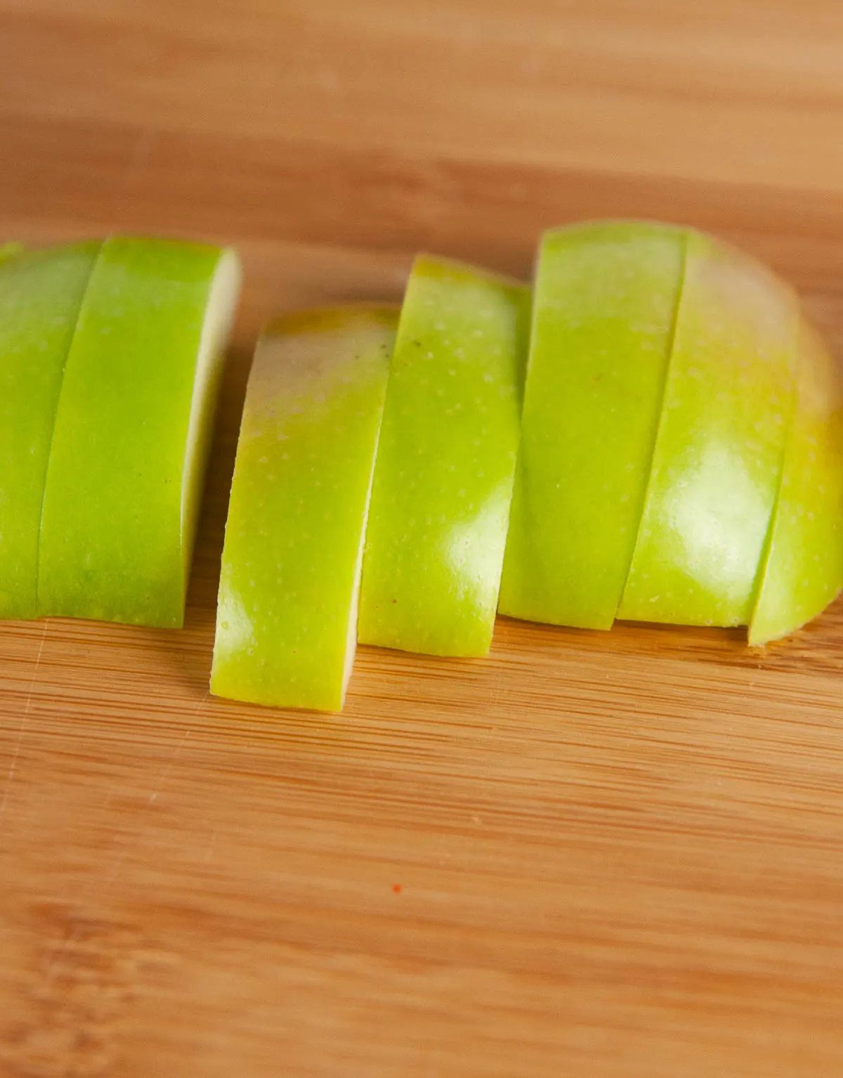 Slice the apples into slices. Do not dice them.