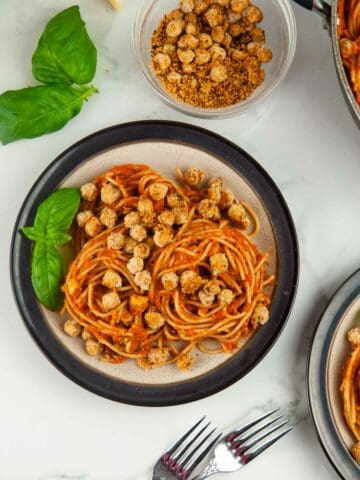 Pasta with Chickpeas (Pasta e Ceci) is a bite of heaven in an easy vegetarian, budget friendly, rustic Italian dinner. Ready in under 30 minutes!