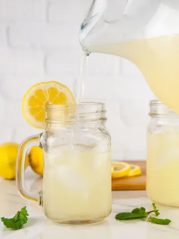 Mix the lemonade and limoncello together in a pitcher and pour it into glasses with ice