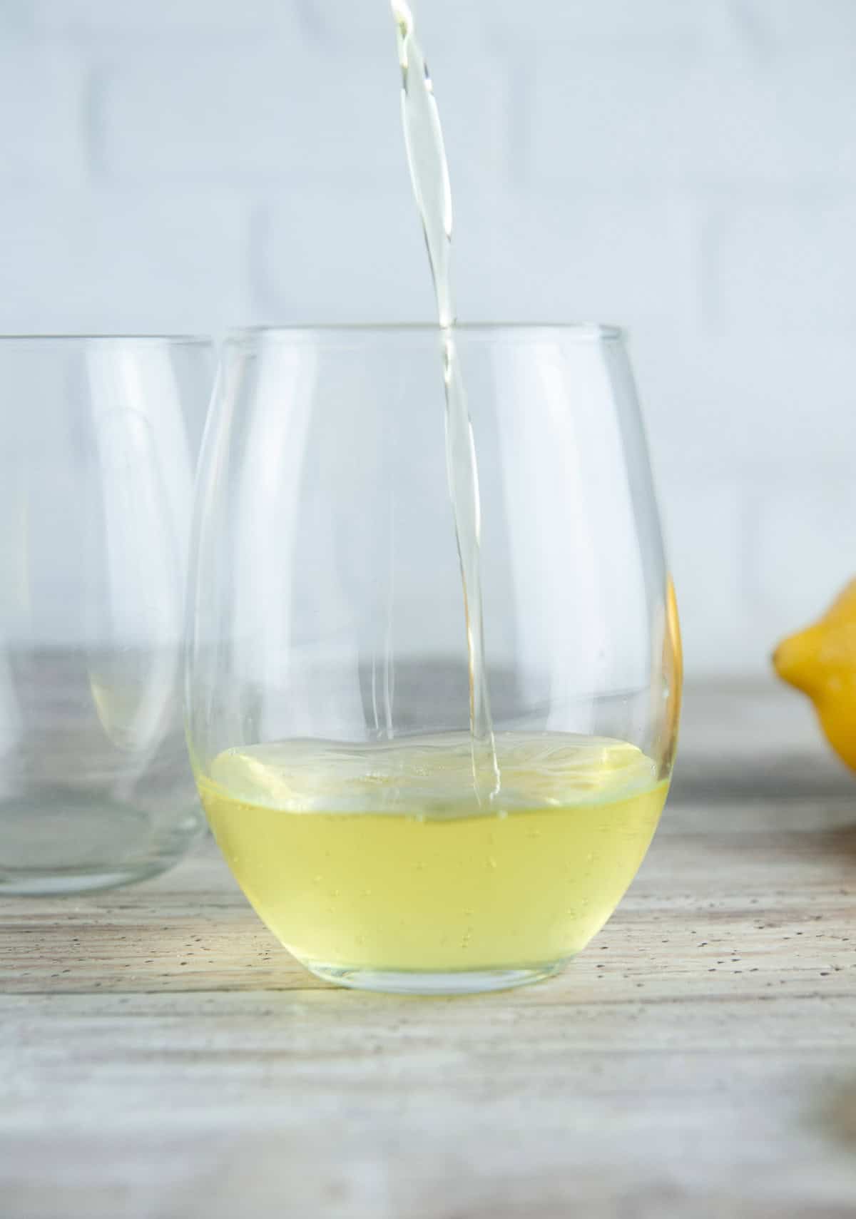 Easy Limoncello Spritz Recipe (Limoncello and Prosecco Cocktail ...