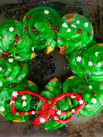 Learn how to make the cutest easy cinnamon roll wreath to serve for Christmas morning breakfast or any holiday occasion. This short cut recipe lets you put something festive and magical on the table without fussing over homemade cinnamon buns or stressing over another big meal.
